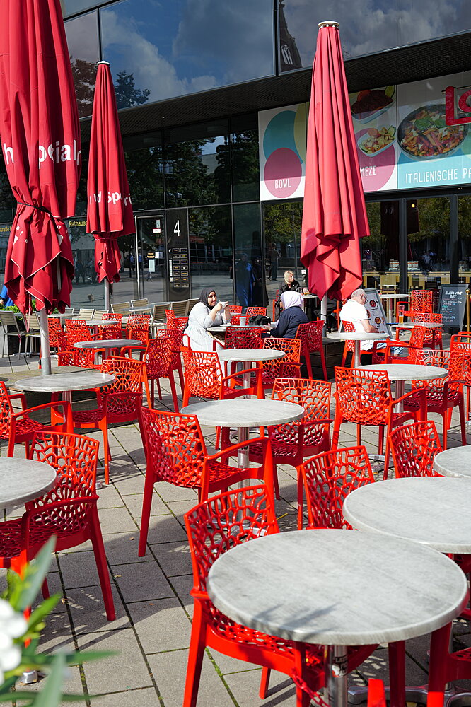 Café med røde stole