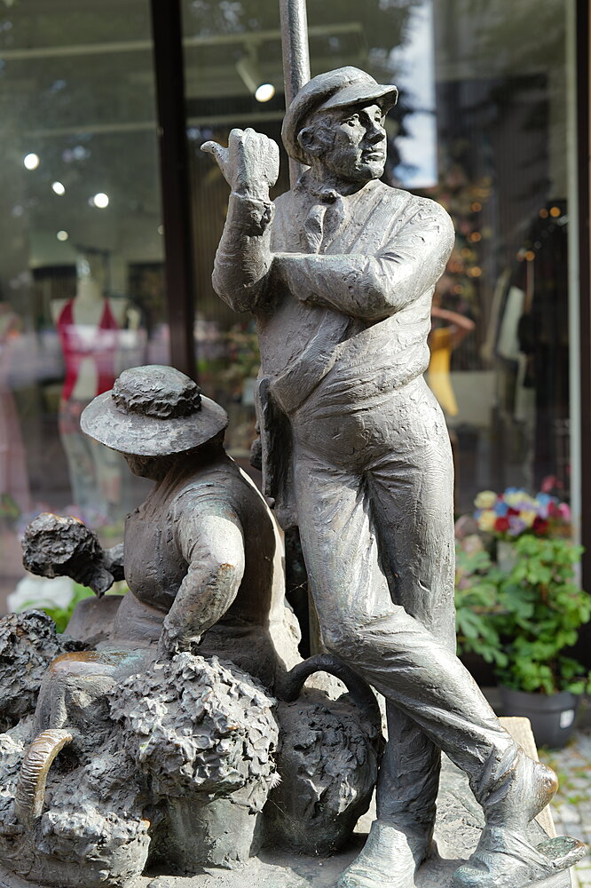 Figur med tomlen i vejret