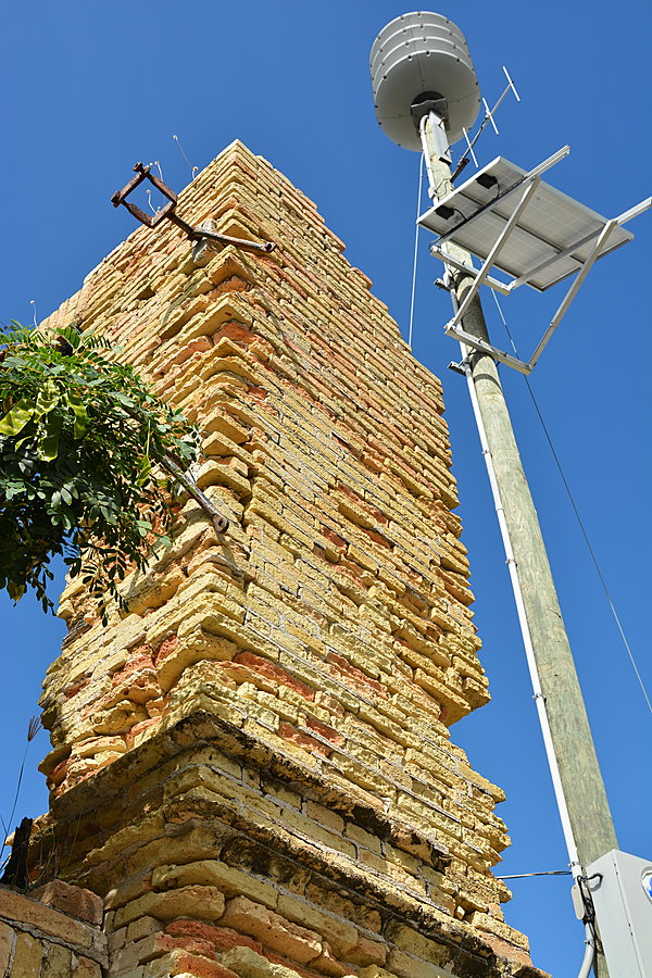 Ruin og moderne mast