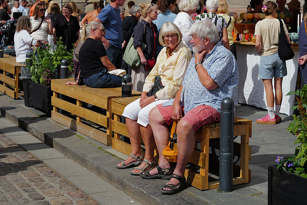 På bænken i solen