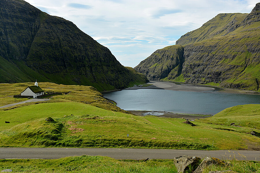 Fjord og kirke