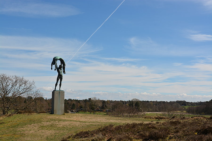 Figur med høj himmel