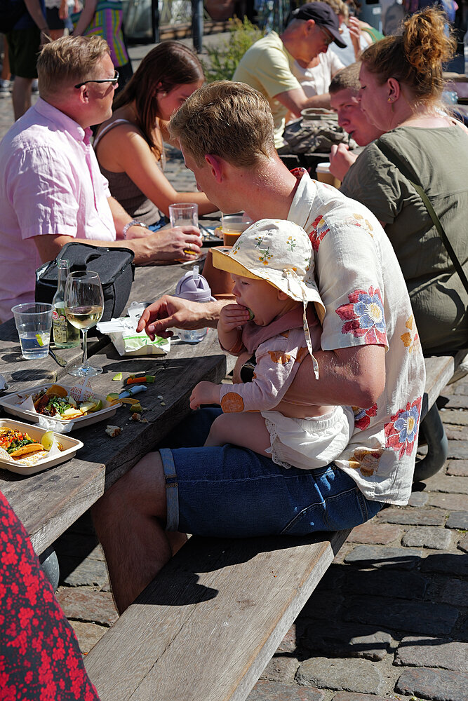 Barnet guffer i sig