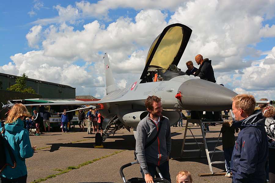 F16