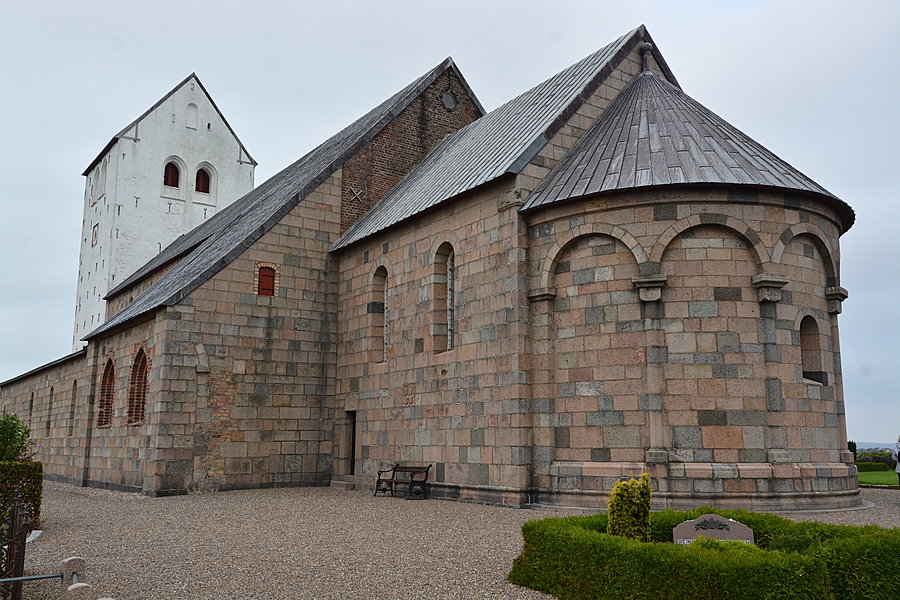 Kirken med korrundingen